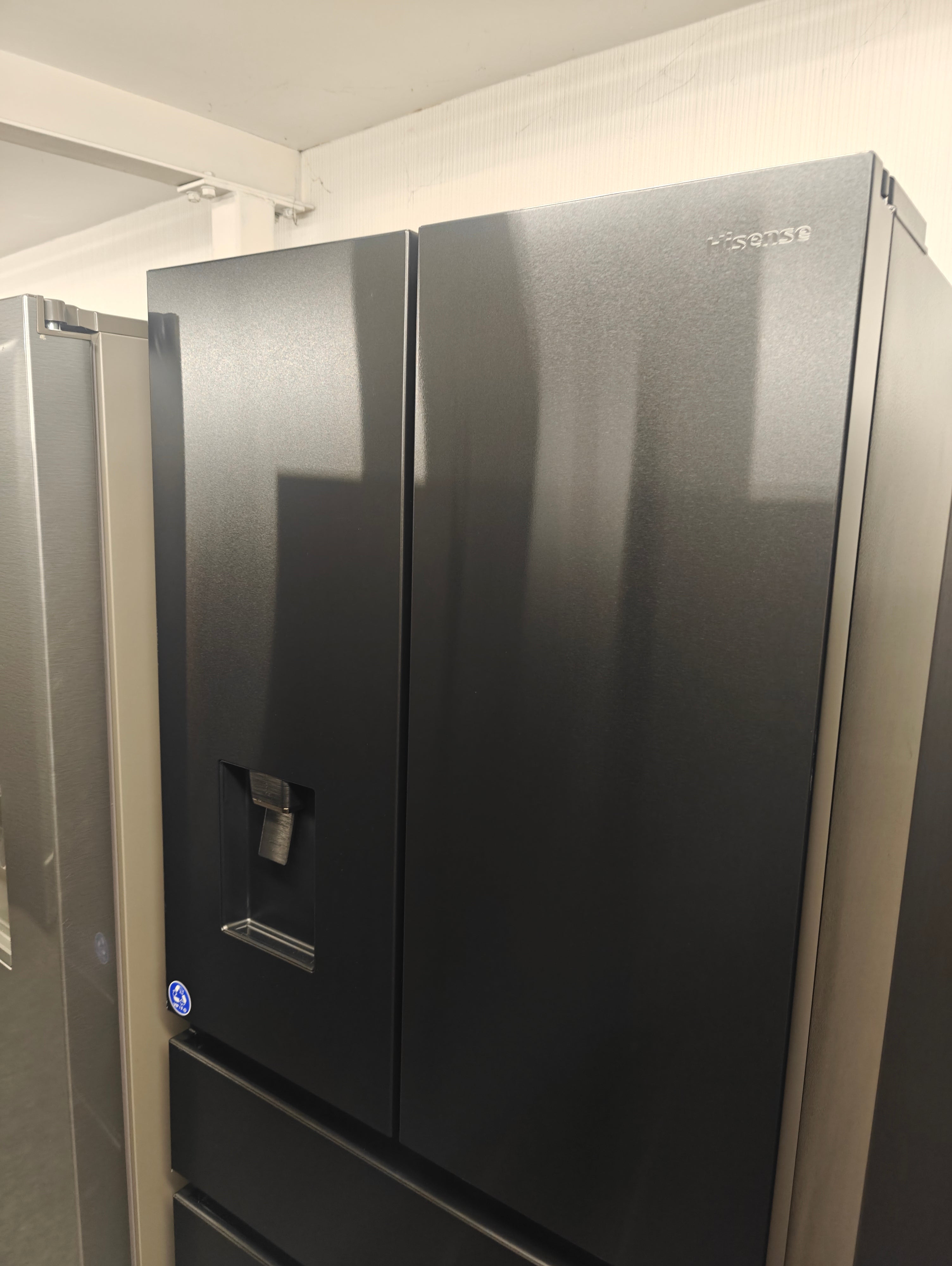 HISENSE RF540N4WFE BLACK NARROW PUREFLAT AMERICAN FRIDGE FREEZER - Electronic World TV