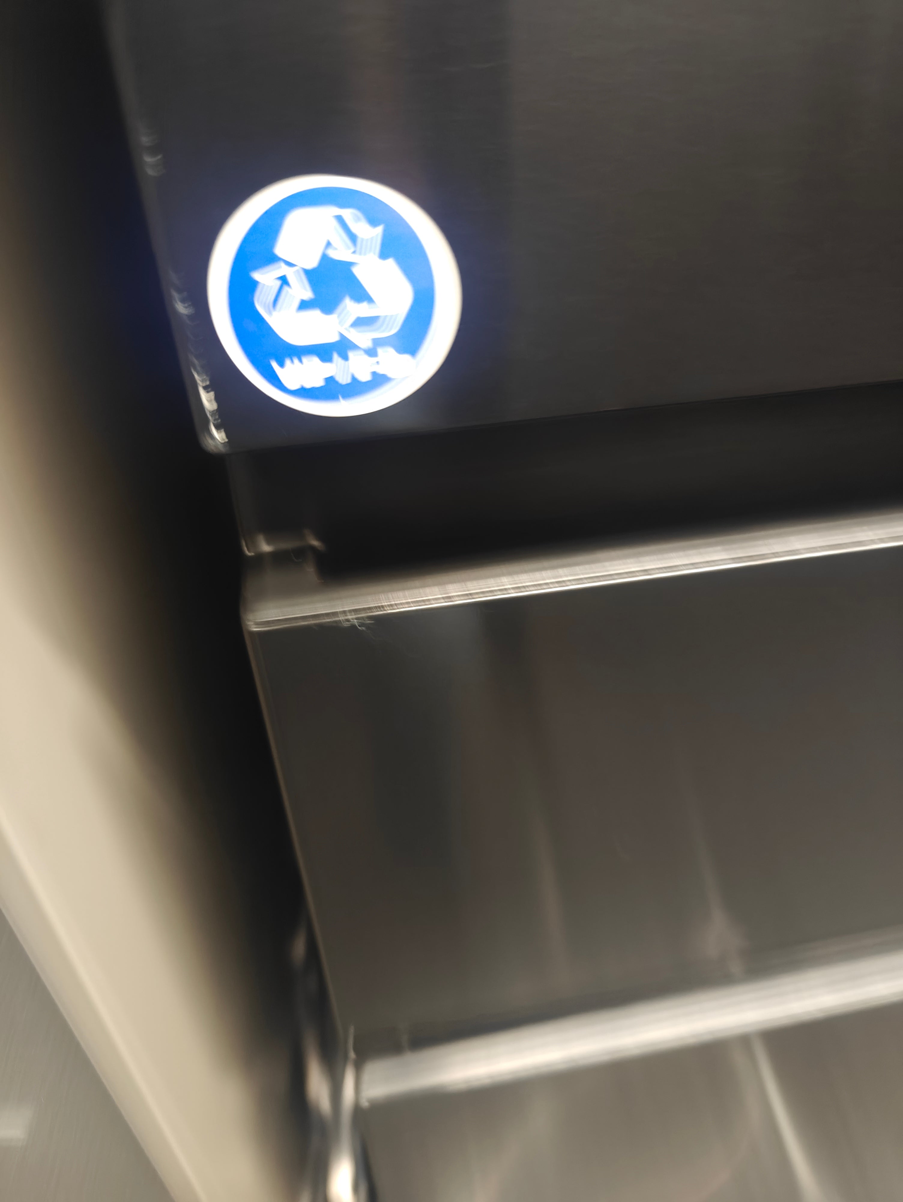 HISENSE RF540N4WFE BLACK NARROW PUREFLAT AMERICAN FRIDGE FREEZER - Electronic World TV