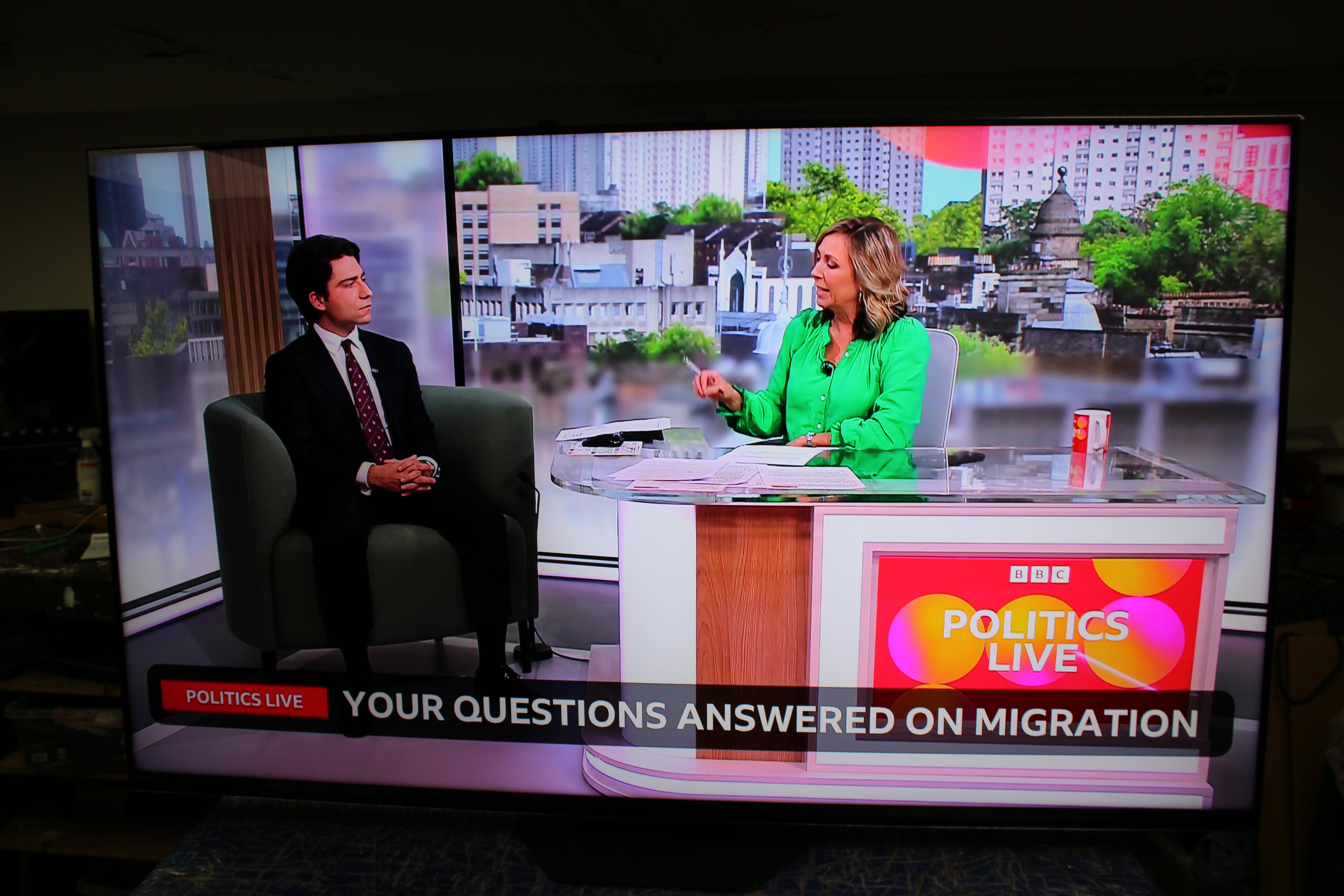 65" Hisense 65U8NQTUK Premium 4K HDR Smart Mini LED ULED TV - Electronic World TV