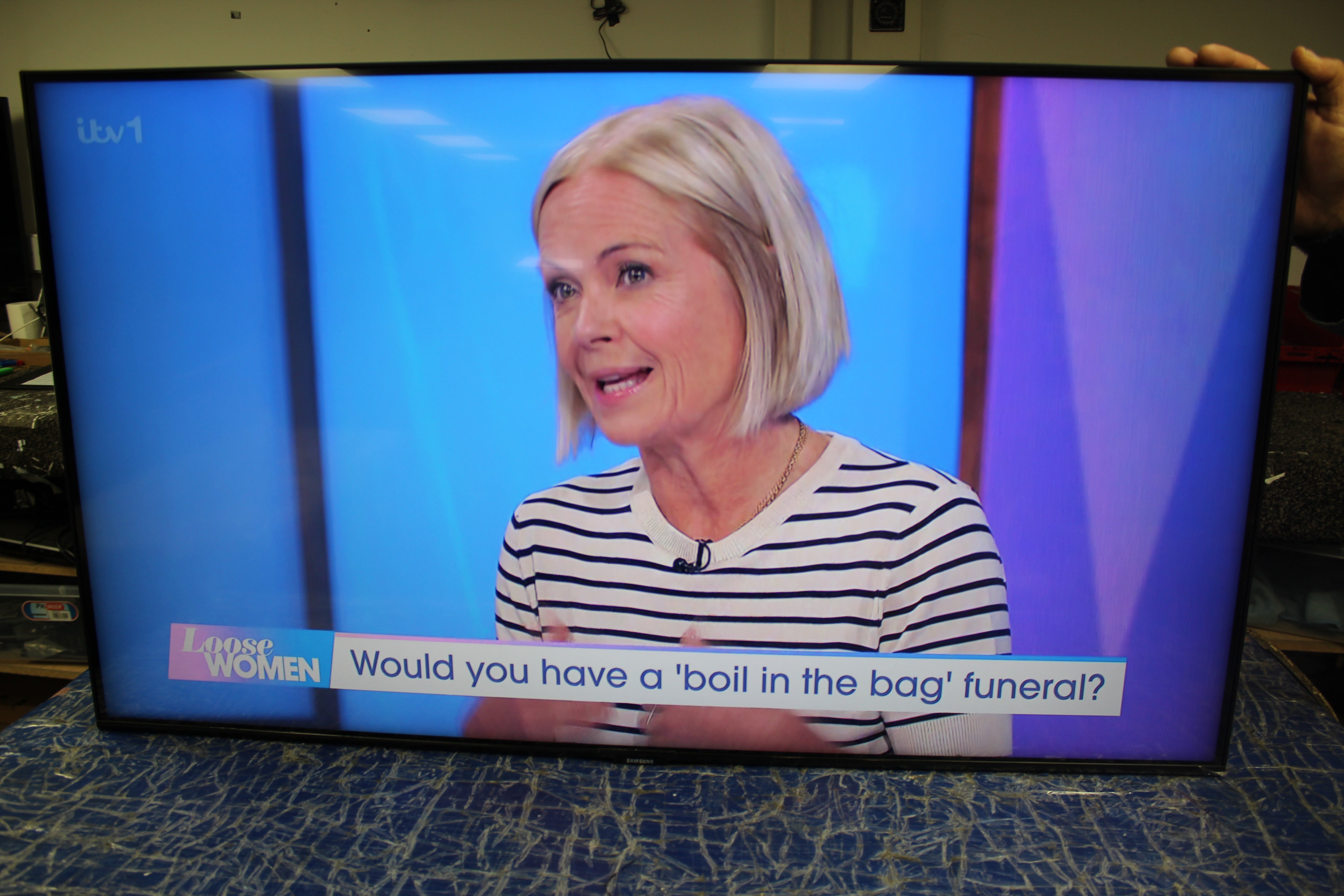 43" Samsung QE43Q60TAUXXU Crystal 4K Quantum HDR Smart QLED TV - Electronic World TV