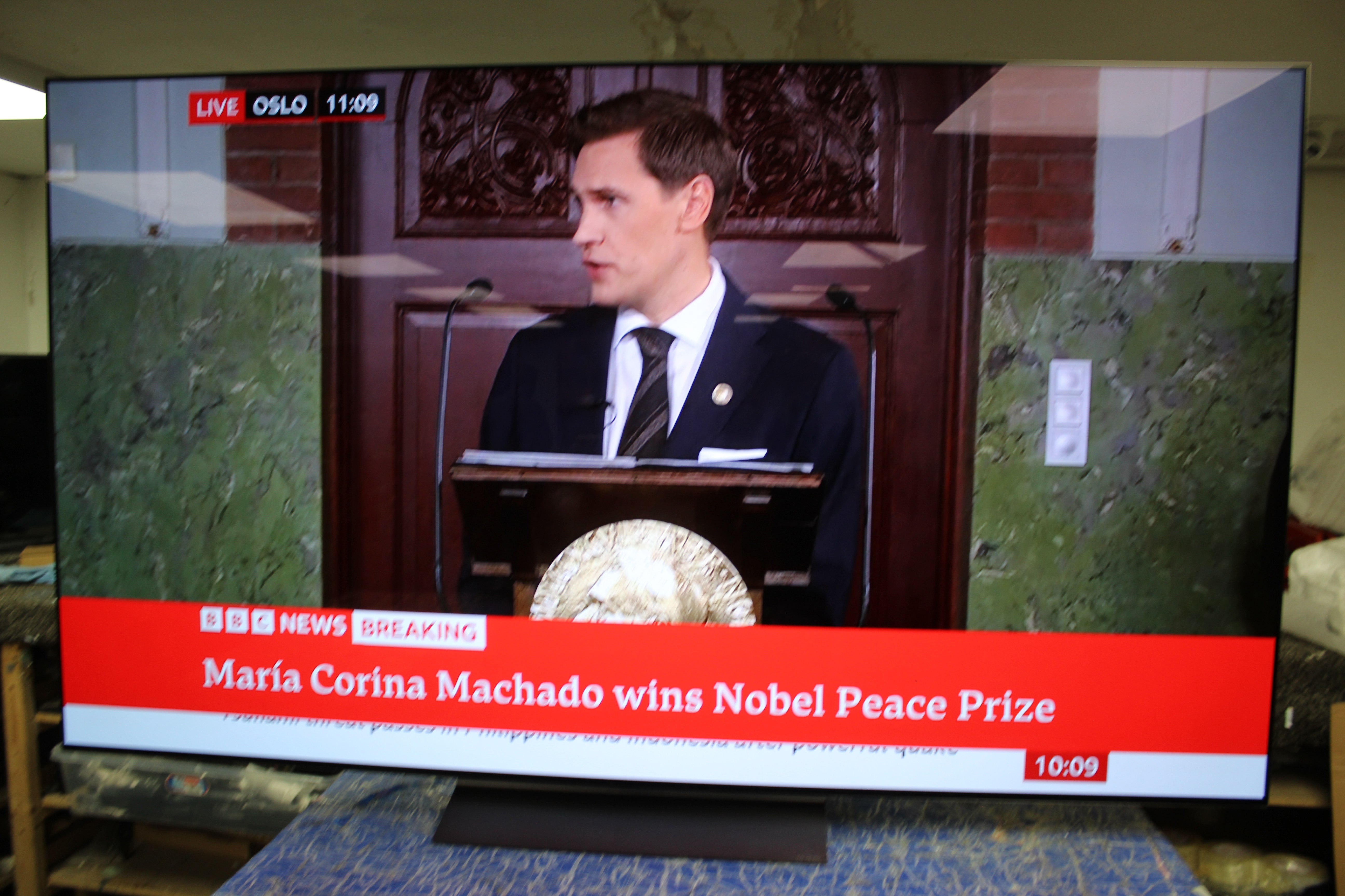 77" LG OLED77C44LA 4K HDR Smart OLED TV